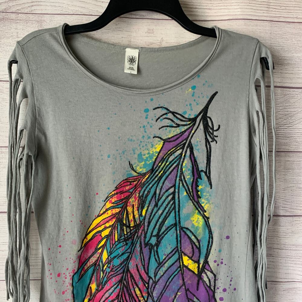 Hybrid Boho Gray Graphic T Shirt Colorful Glitter Feather Fringe Sleeves Size L - Picture 2 of 16